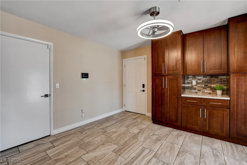 6117 Foxcroft, Las Vegas, NV 89108