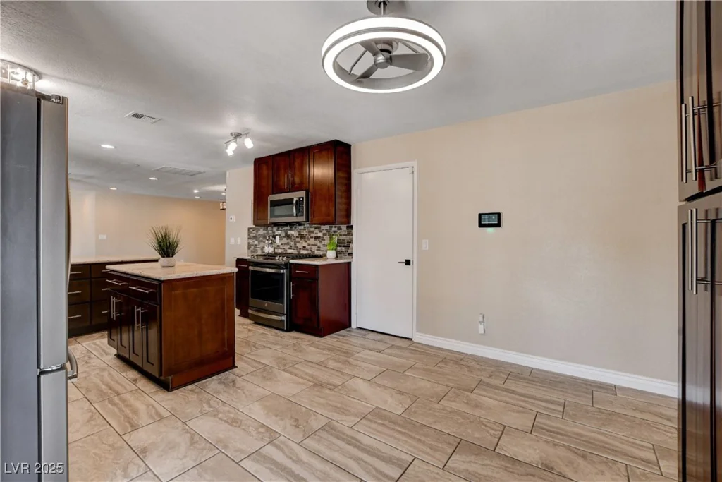 6117 Foxcroft, Las Vegas, NV 89108