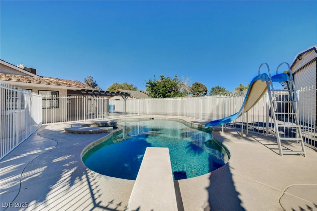 6117 Foxcroft, Las Vegas, NV 89108