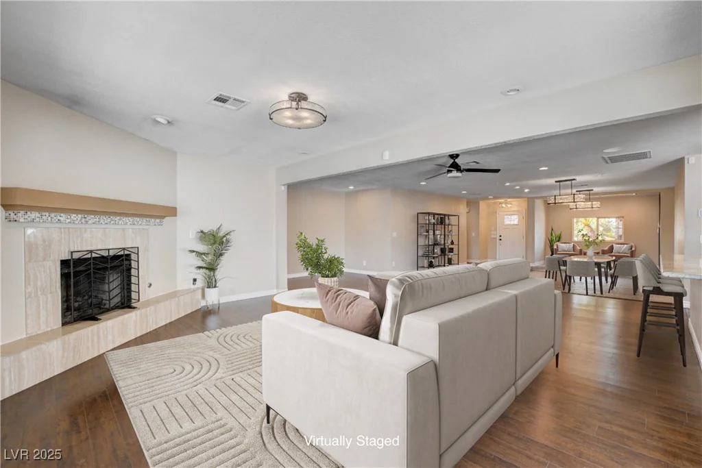 6117 Foxcroft, Las Vegas, NV 89108