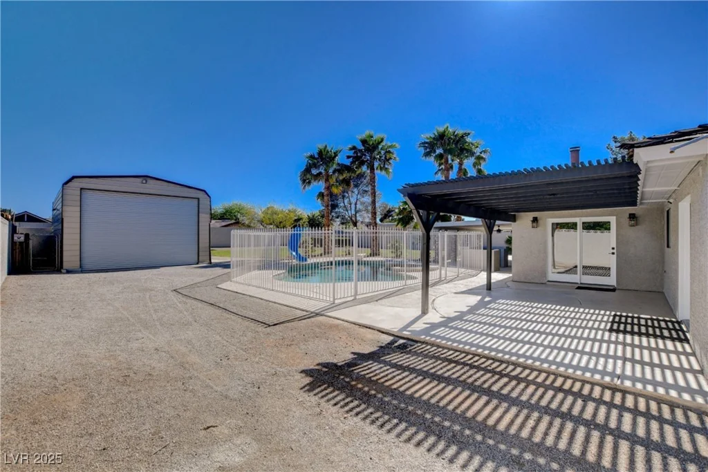 6117 Foxcroft, Las Vegas, NV 89108