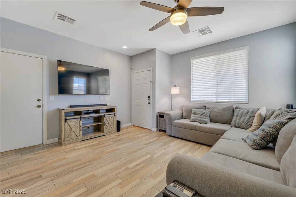 1316 Oak Village, Las Vegas, NV 89183