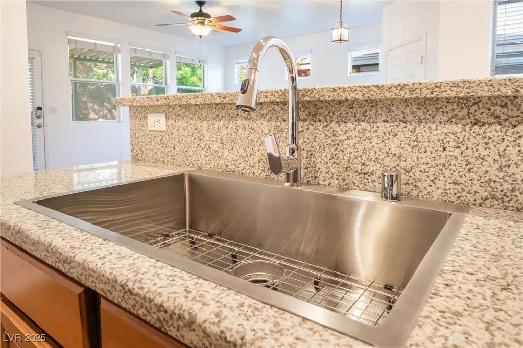 925 Crescent Falls, Henderson, NV 89011