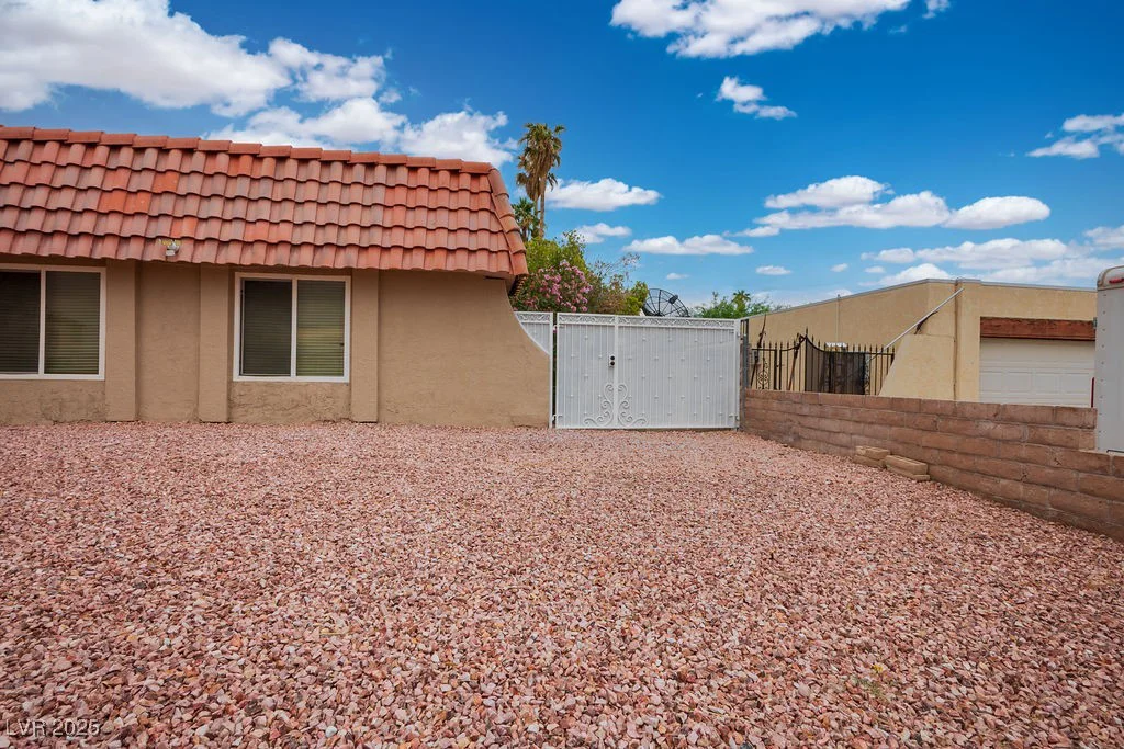 138 Palma Del Rio, Las Vegas, NV 89110