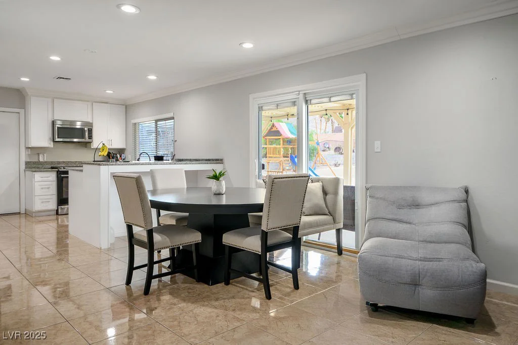 138 Palma Del Rio, Las Vegas, NV 89110