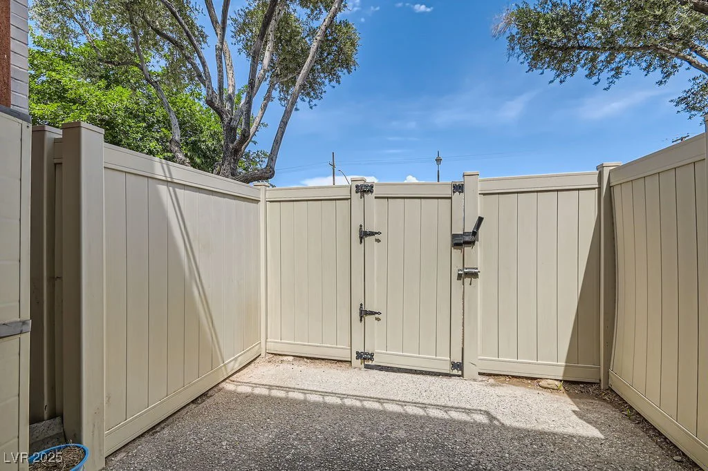 1034 Tam O Shanter, Las Vegas, NV 89109