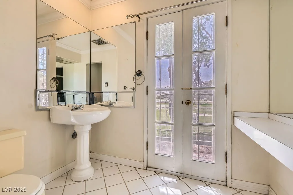 1034 Tam O Shanter, Las Vegas, NV 89109