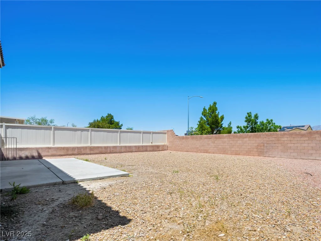 16 Goldleaf Falls, North Las Vegas, NV 89031