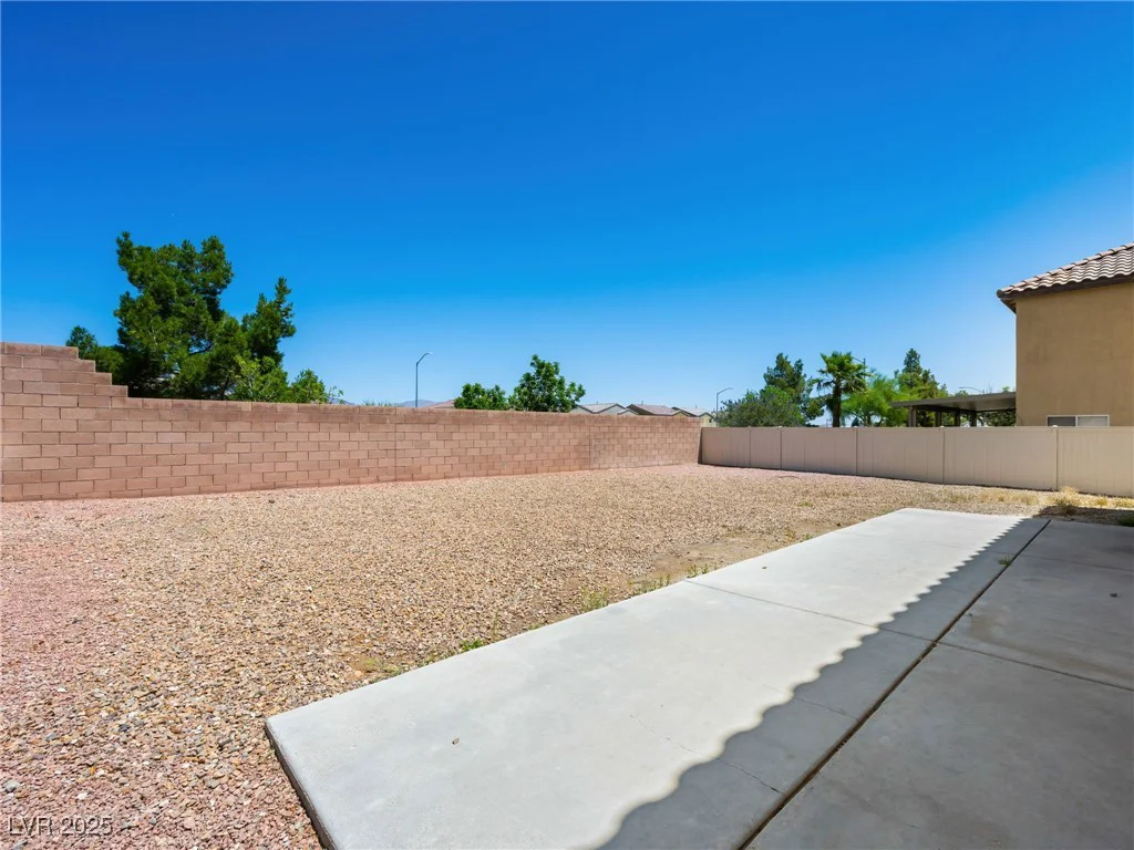 16 Goldleaf Falls, North Las Vegas, NV 89031