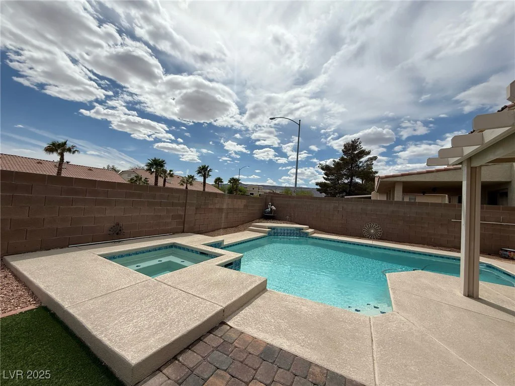 10071 Lemon Valley, Las Vegas, NV 89147