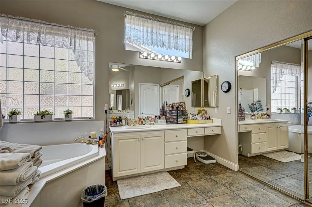 2939 Crown Bluffs, Las Vegas, NV 89117