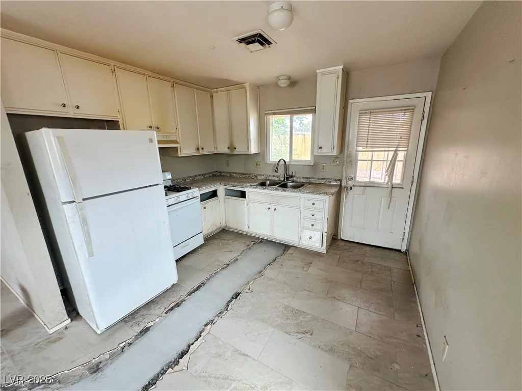 1004 Stone River, North Las Vegas, NV 89030