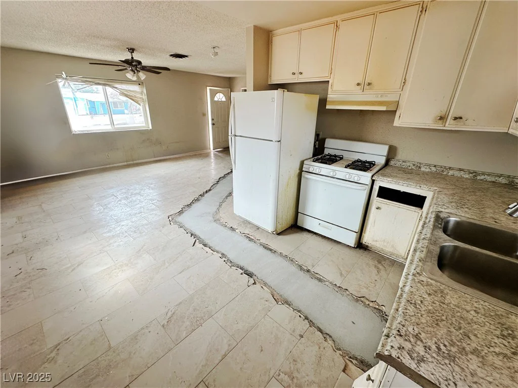 1004 Stone River, North Las Vegas, NV 89030