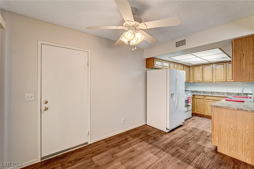 6641 Silverstream, Las Vegas, NV 89107