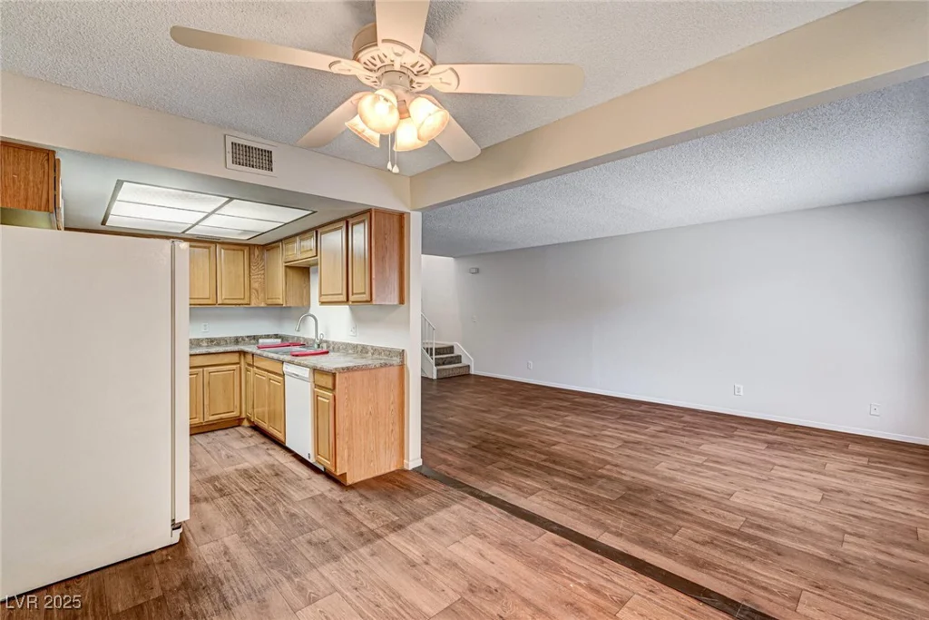 6641 Silverstream, Las Vegas, NV 89107