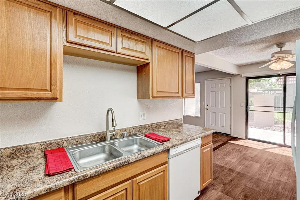 6641 Silverstream, Las Vegas, NV 89107