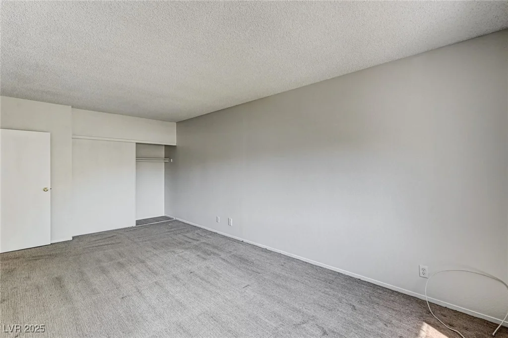 6641 Silverstream, Las Vegas, NV 89107