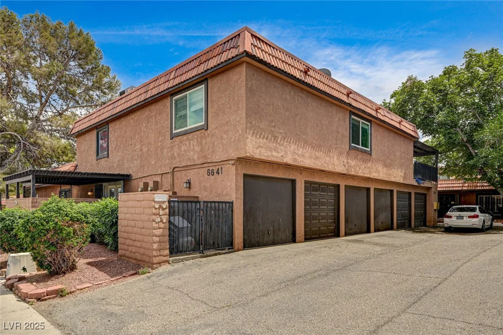6641 Silverstream, Las Vegas, NV 89107