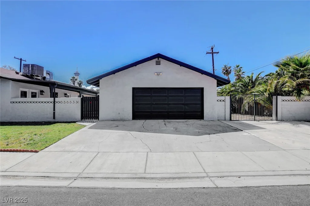 819 Bracken, Las Vegas, NV 89104