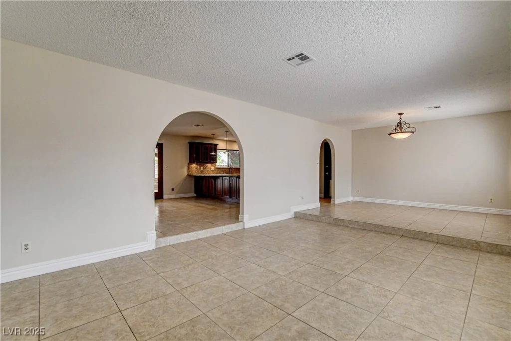3575 Robindale, Las Vegas, NV 89139