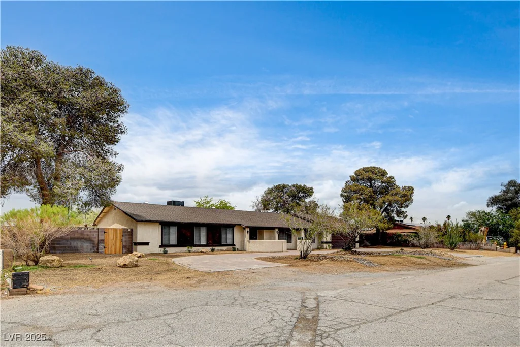 3575 Robindale, Las Vegas, NV 89139