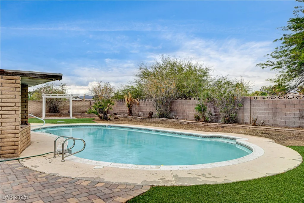 3575 Robindale, Las Vegas, NV 89139