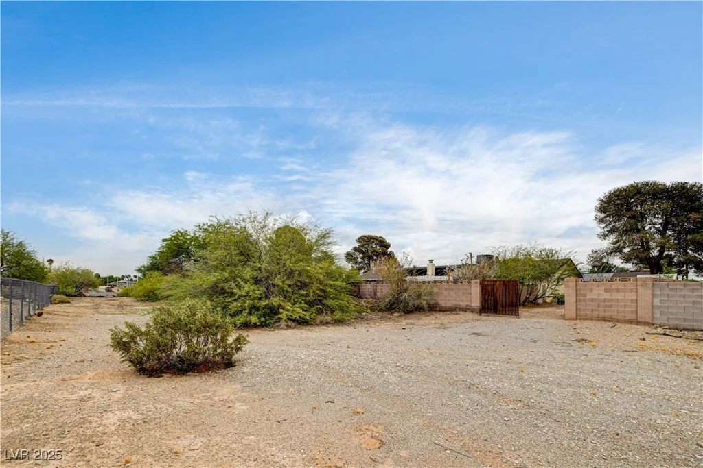 3575 Robindale, Las Vegas, NV 89139