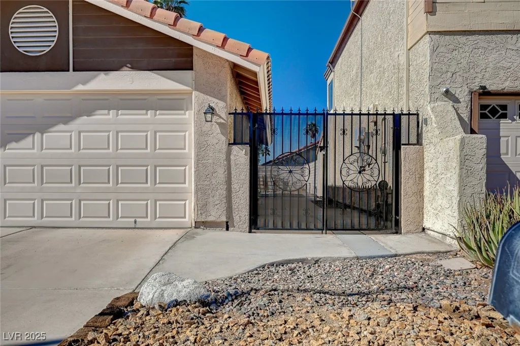 2704 Miraflores, Las Vegas, NV 89102