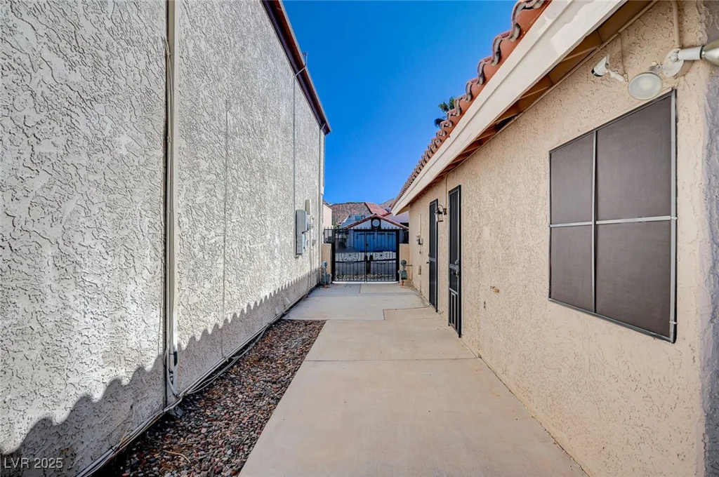 2704 Miraflores, Las Vegas, NV 89102