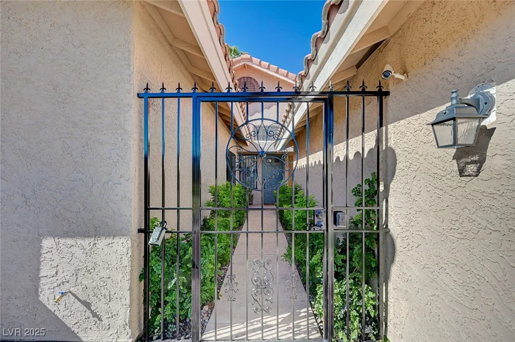 2704 Miraflores, Las Vegas, NV 89102