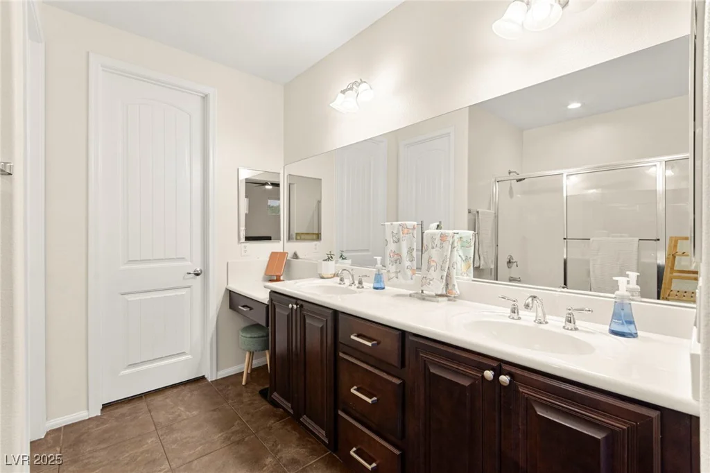1887 Hollywell, Las Vegas, NV 89135