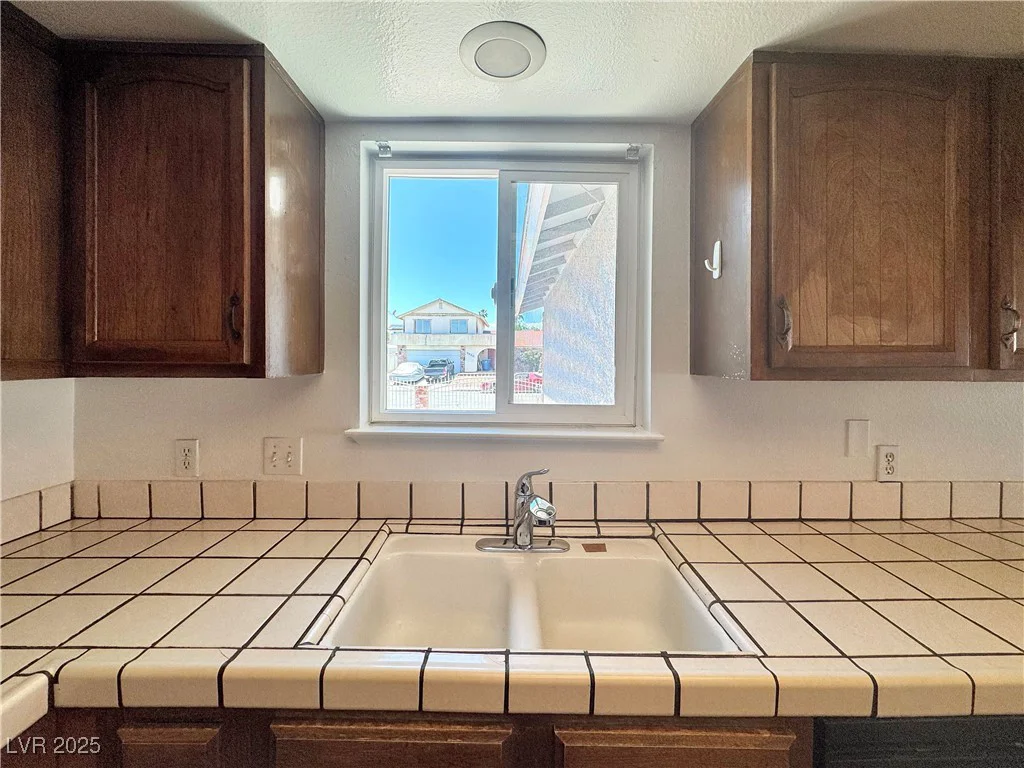 5460 Conville, Las Vegas, NV 89120