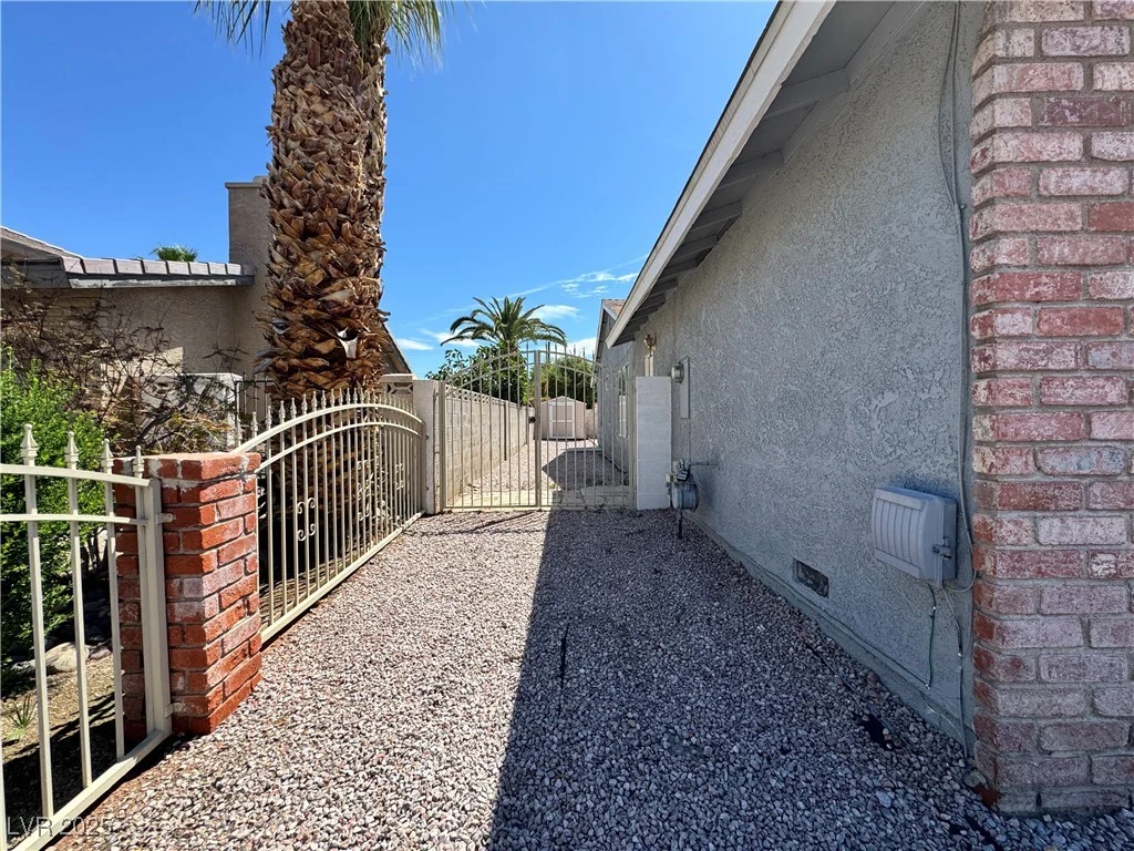 5460 Conville, Las Vegas, NV 89120