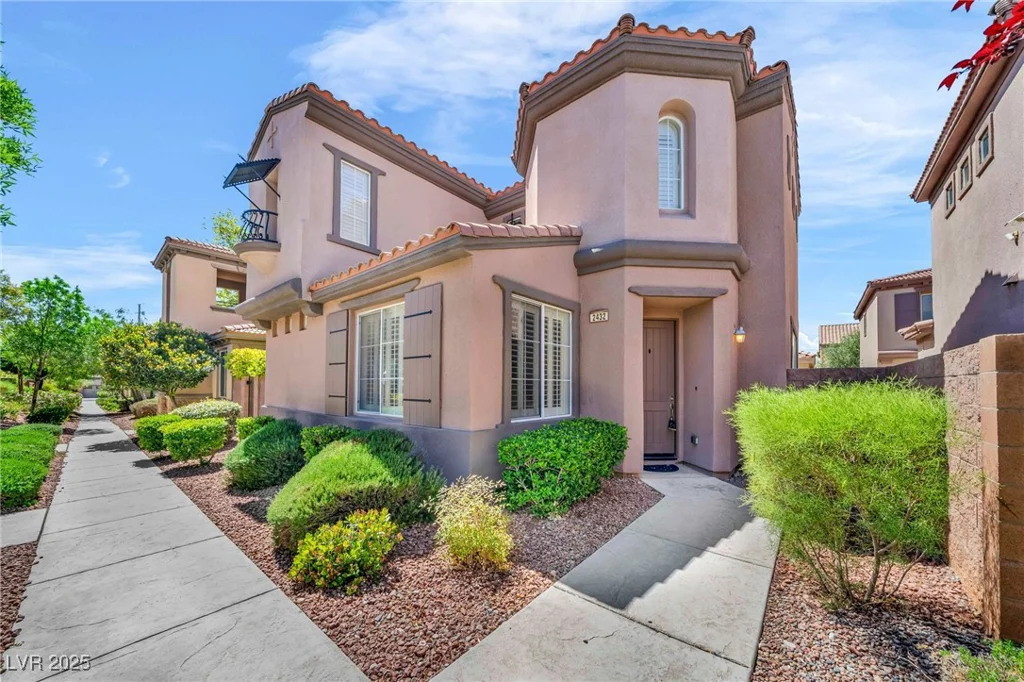 2432 Granada Bluff, Las Vegas, NV 89135