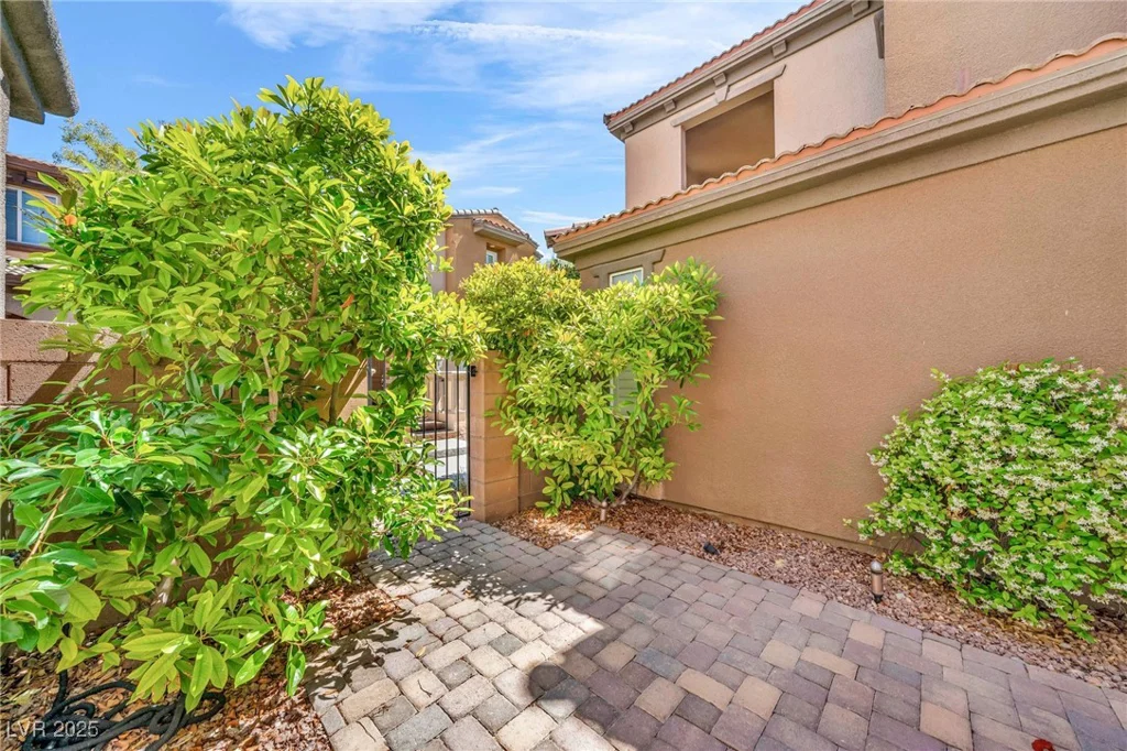 2432 Granada Bluff, Las Vegas, NV 89135
