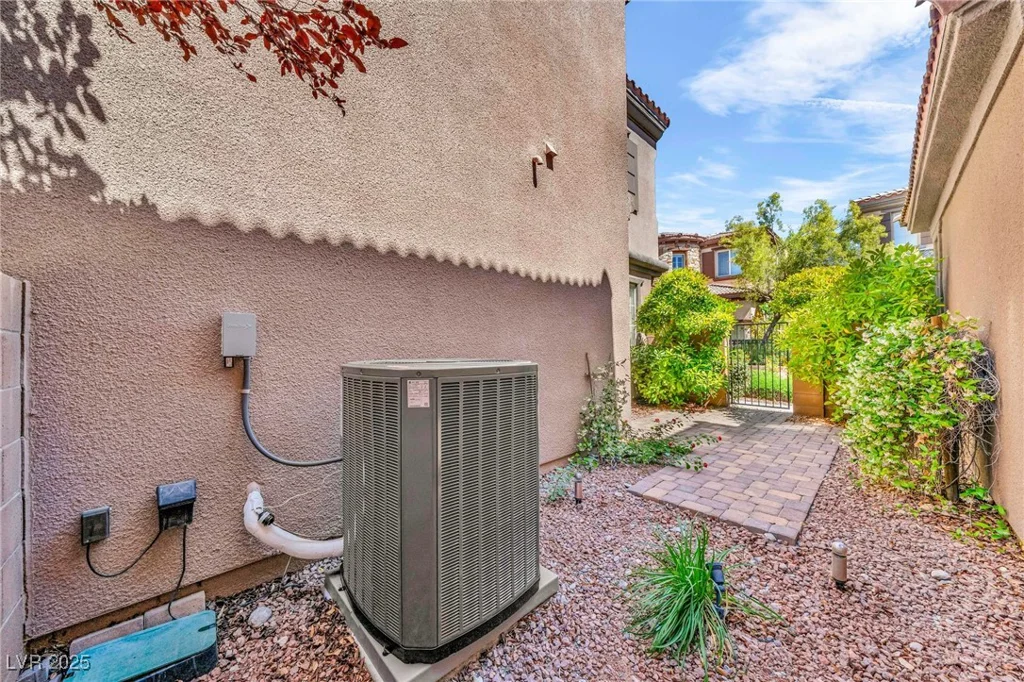 2432 Granada Bluff, Las Vegas, NV 89135