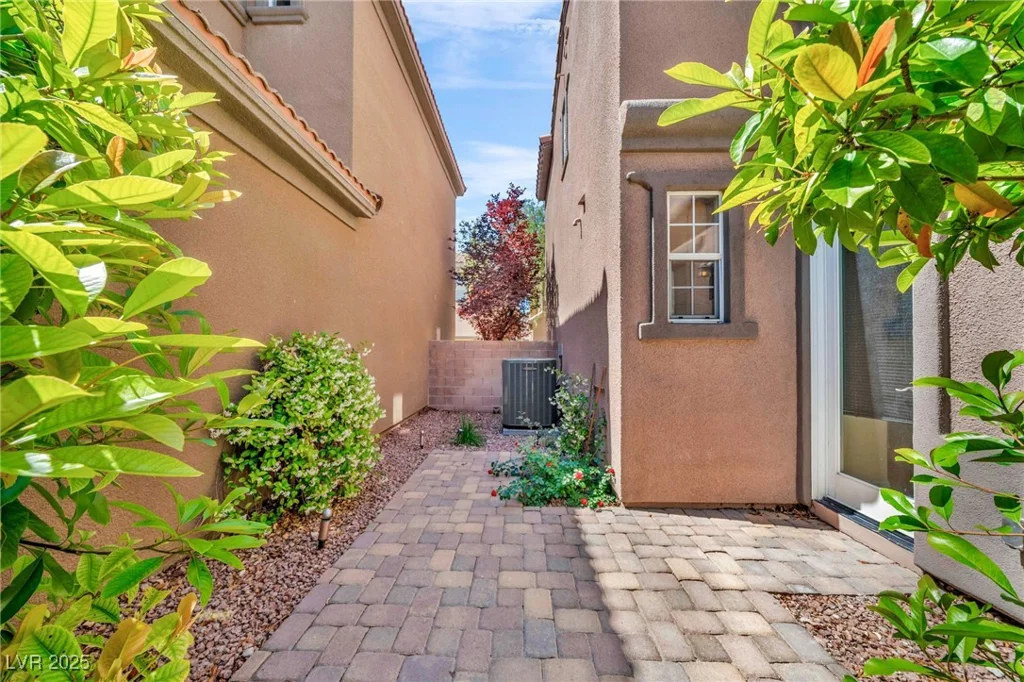 2432 Granada Bluff, Las Vegas, NV 89135