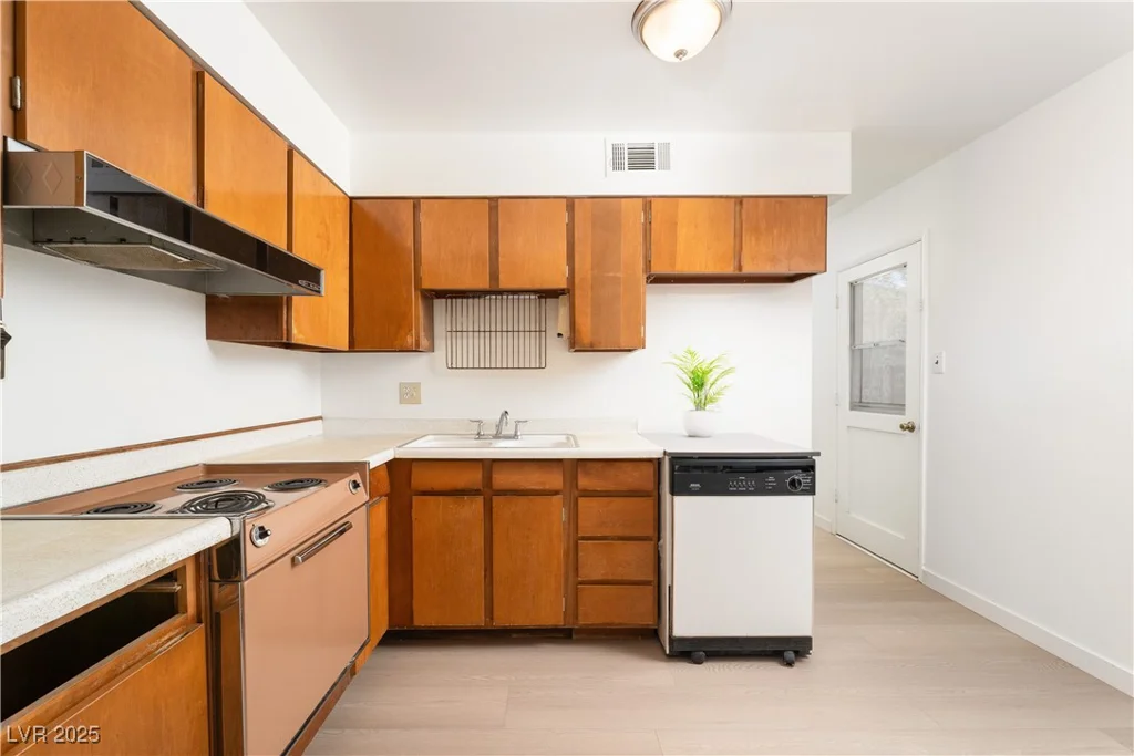 6121 Iris, Las Vegas, NV 89107
