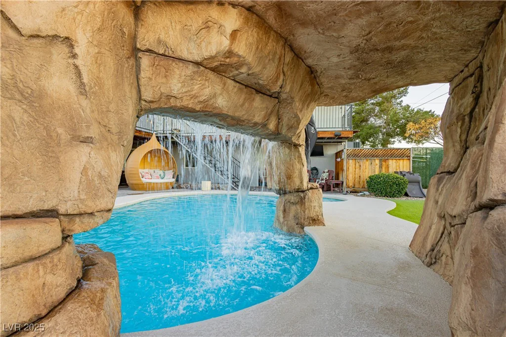 200 Desert Rose, Henderson, NV 89015