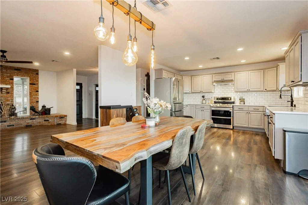200 Desert Rose, Henderson, NV 89015