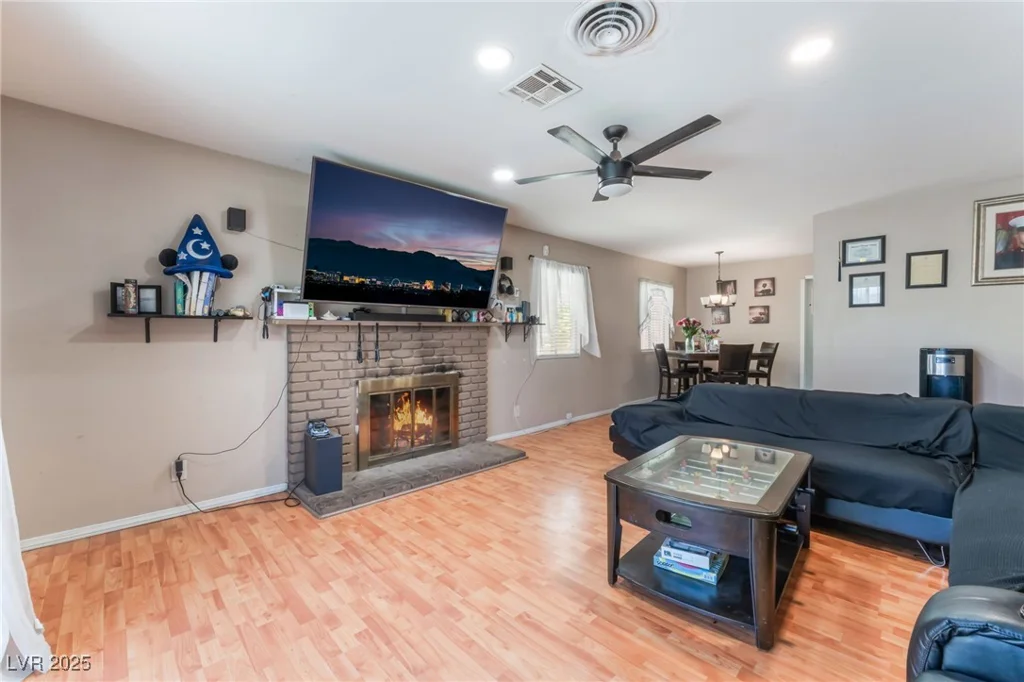 5804 Apple Valley, Las Vegas, NV 89108