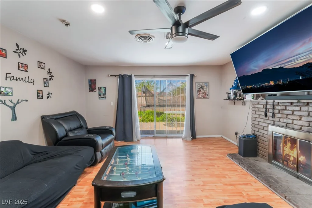 5804 Apple Valley, Las Vegas, NV 89108