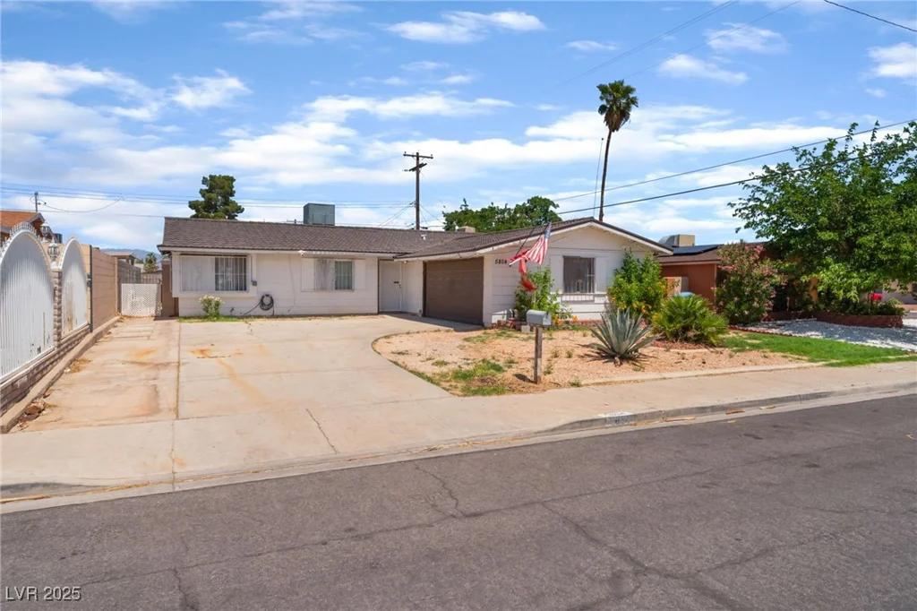 5804 Apple Valley, Las Vegas, NV 89108