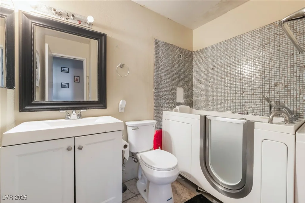 5804 Apple Valley, Las Vegas, NV 89108