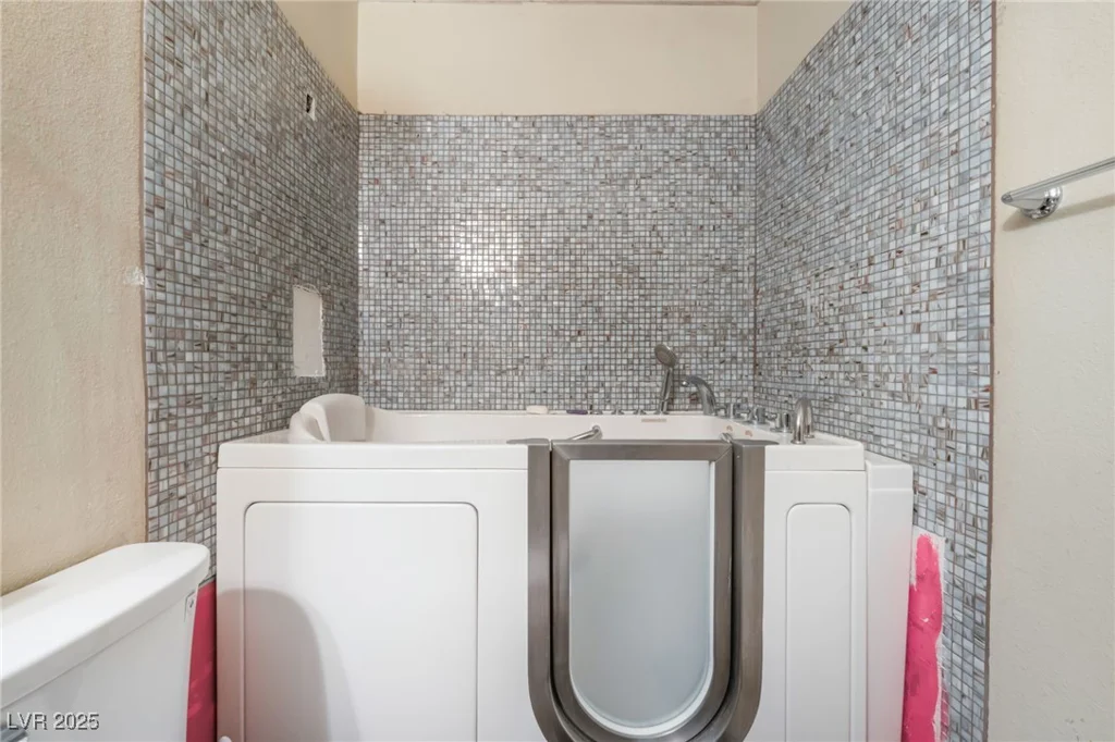 5804 Apple Valley, Las Vegas, NV 89108