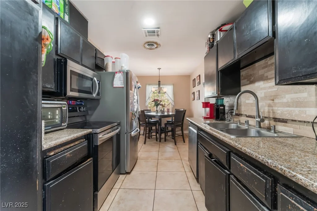 5804 Apple Valley, Las Vegas, NV 89108