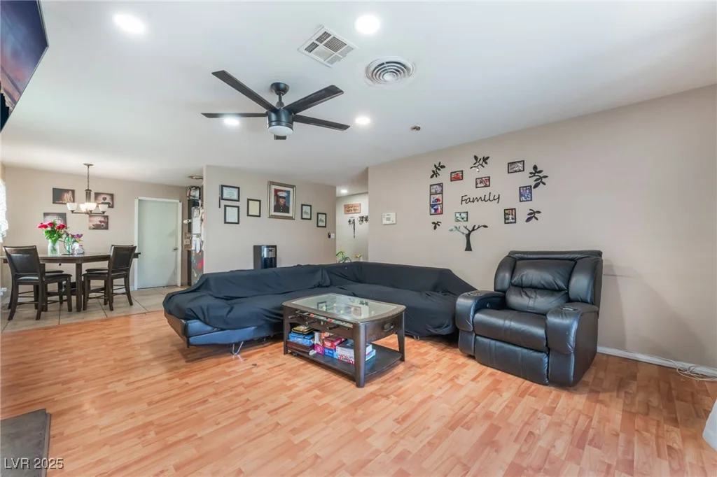 5804 Apple Valley, Las Vegas, NV 89108
