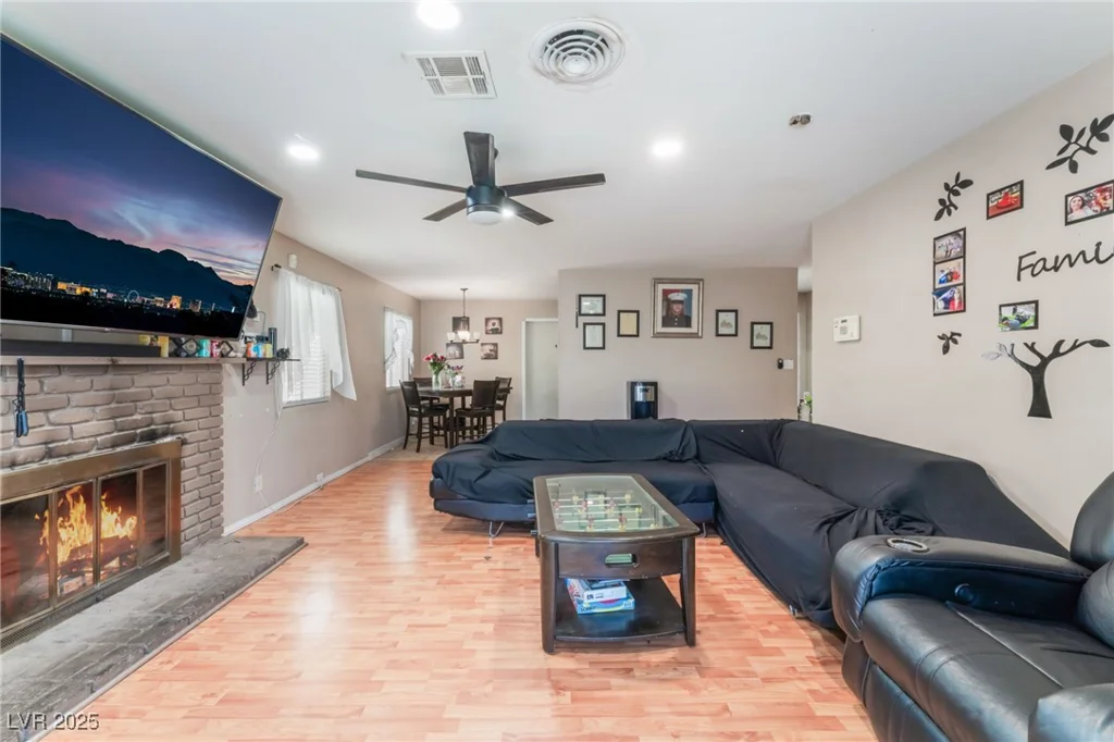 5804 Apple Valley, Las Vegas, NV 89108