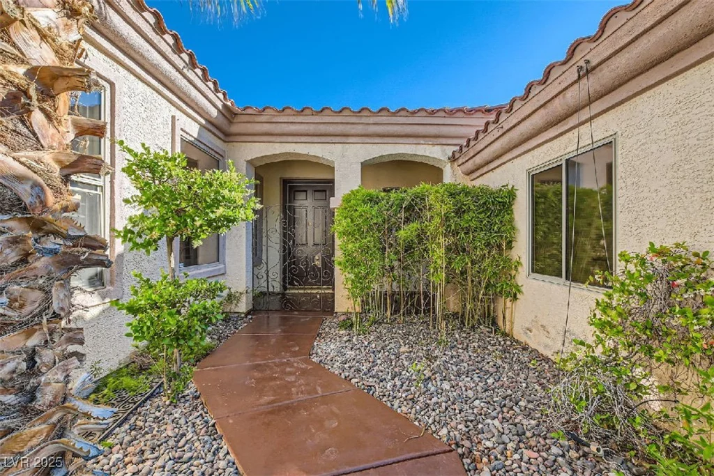 151 Cliff Valley, Las Vegas, NV 89148