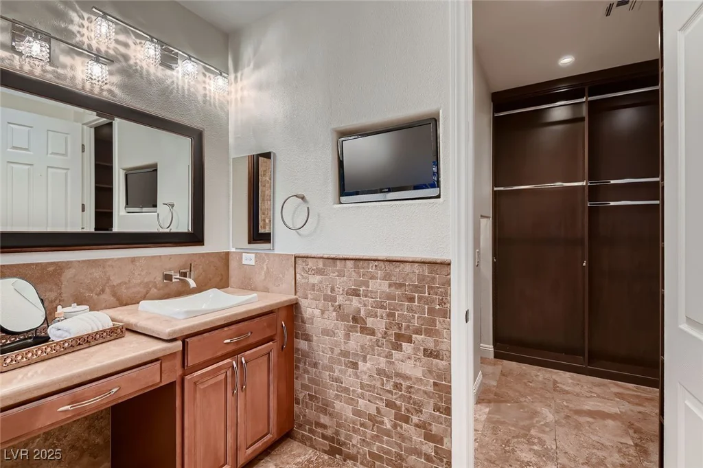 2435 Granada Bluff, Las Vegas, NV 89135